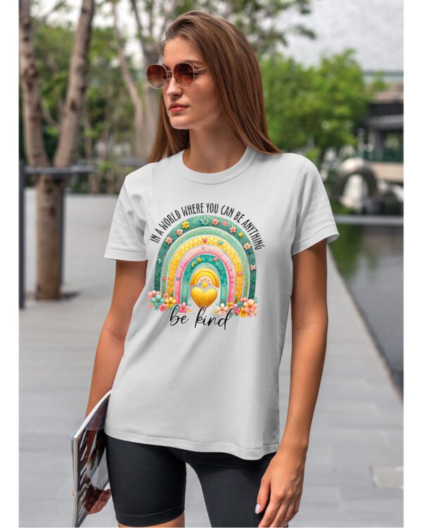 Koszulka Bądź życzliwa „In a world where you can be anything, be kind” – Unisex