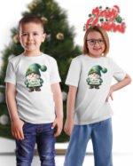 Świąteczna Koszulka Dziecięca “Wesoły Krasnal z Tabliczką Merry Christmas”