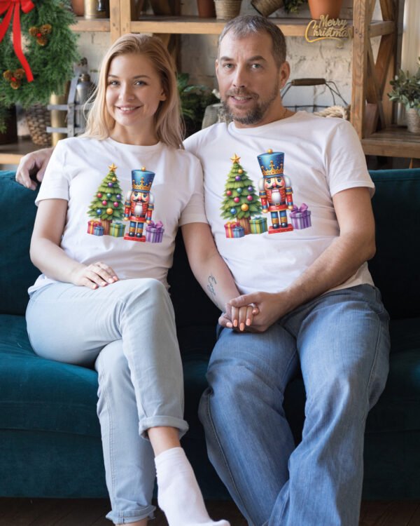 Świąteczna Koszulka “Dziadek do Orzechów i Choinka” – Unisex