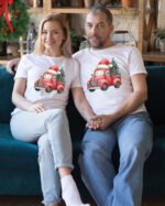 Świąteczna Koszulka “Uśmiechnięta Ciężarówka z Choinką” – Unisex