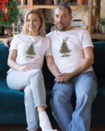 Świąteczna Koszulka “It’s That Time Again – Kot na Choince” – Unisex