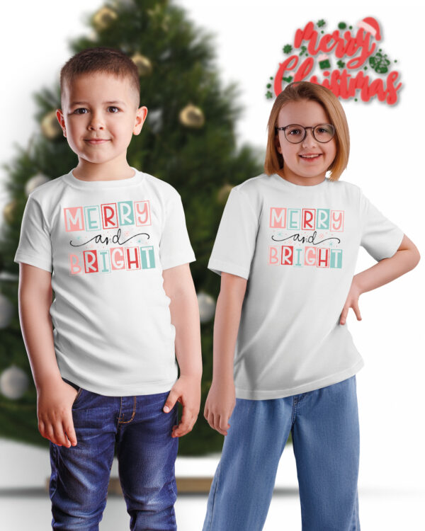 TL TS UNI SNO PRI 0752 A KIDS Świąteczna Koszulka Dziecięca “Merry and Bright”