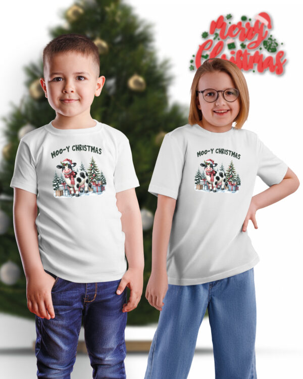 TL TS UNI SNO PRI 0761 A KIDS Świąteczna Koszulka Dziecięca “Moo-y Christmas – Świąteczna Krówka”