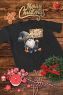 Świąteczna Koszulka Dziecięca “Mikołajkowy Krasnal Merry and Bright” – Uśmiech na Święta!