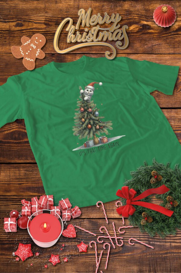 Świąteczna Koszulka “It’s That Time Again – Kot na Choince” – Unisex