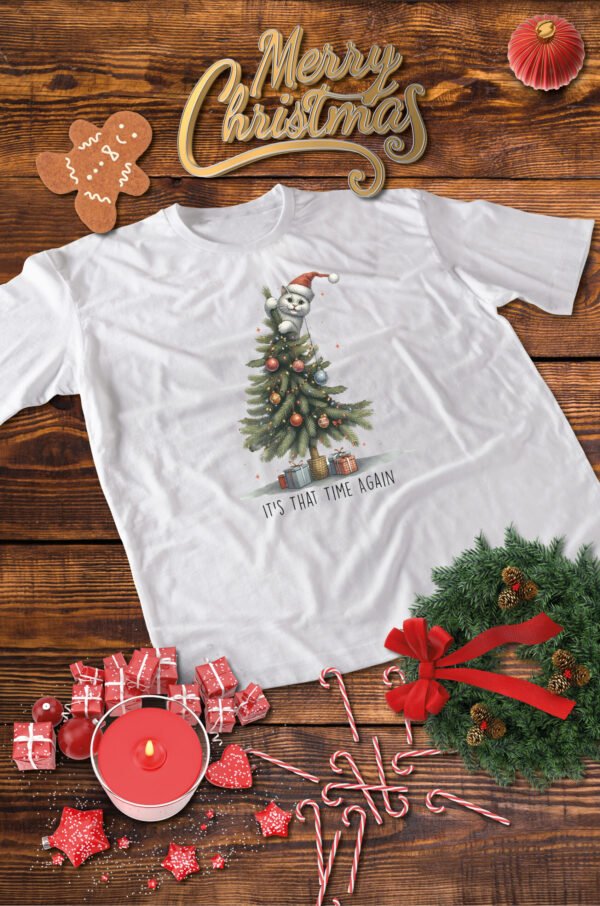 Świąteczna Koszulka “It’s That Time Again – Kot na Choince” – Unisex