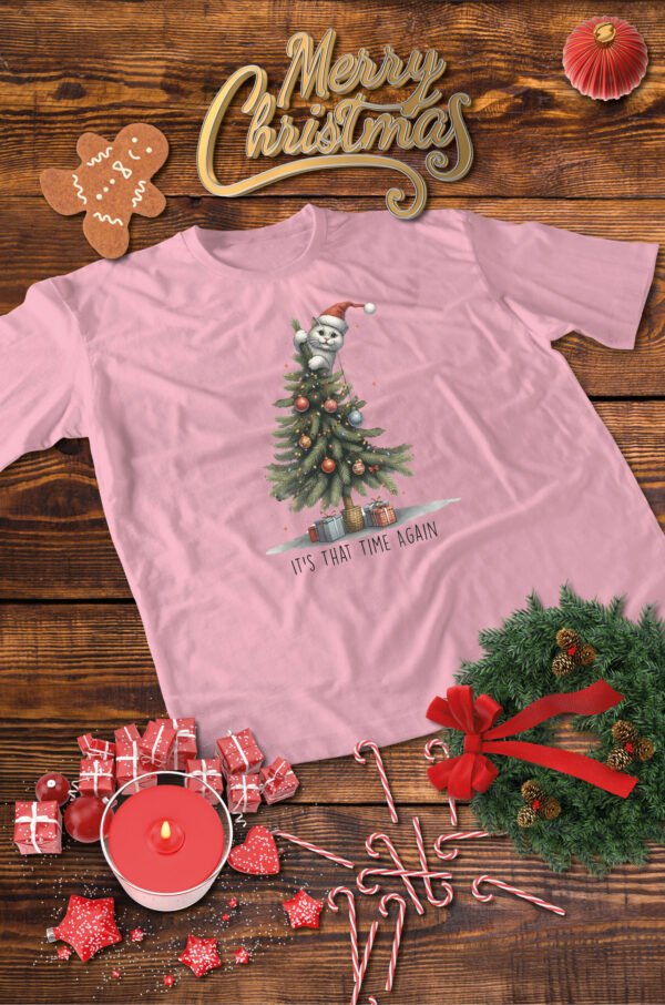 Świąteczna Koszulka “It’s That Time Again – Kot na Choince” – Unisex