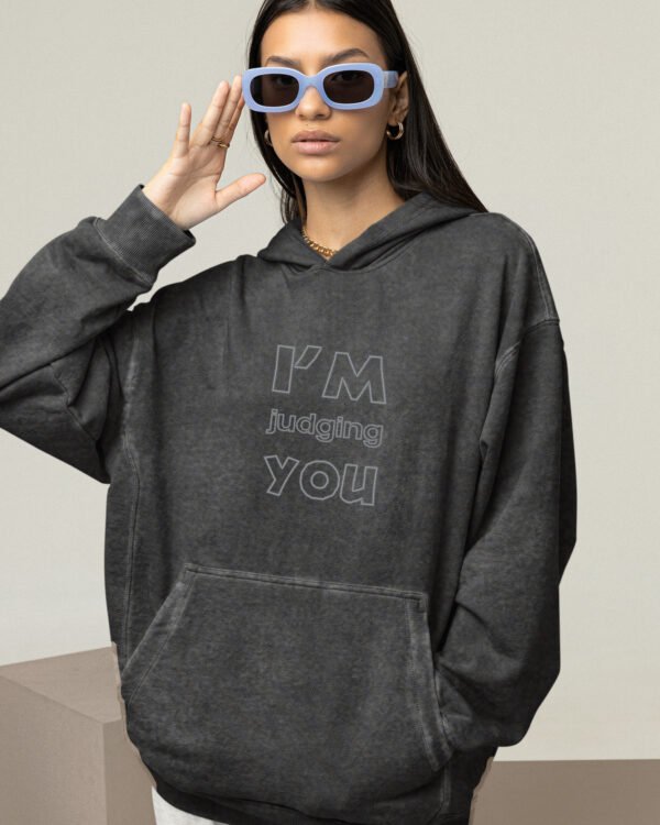 Bluza oversize z kapturem szara <br>I'M judging YOU <br>– Haft, efekt sprania
