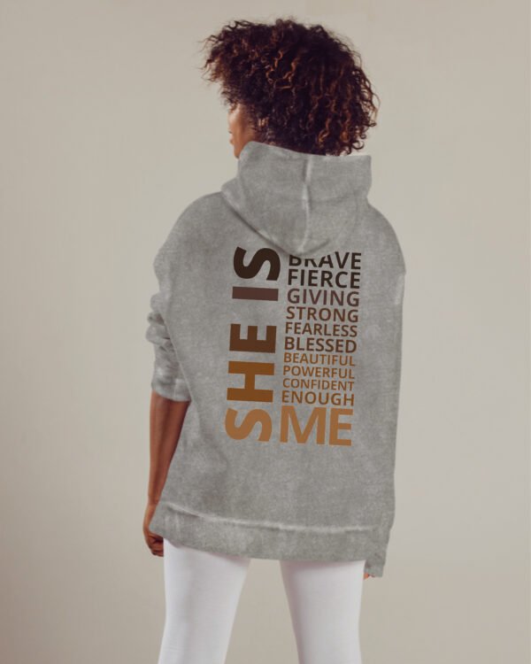 Bluza oversize z kapturem <br>Empowered Woman - efekt sprania