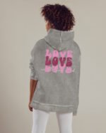 Bluza oversize z kapturem <br>Love is all You Need - efekt sprania