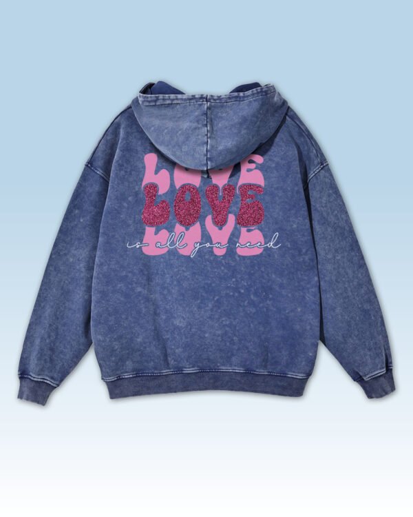 Bluza oversize z kapturem <br>Love is all You Need - efekt sprania