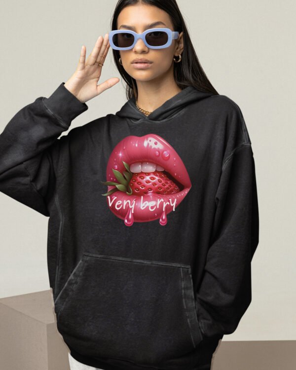 Bluza oversize z kapturem <br>Very Berry - efekt sprania