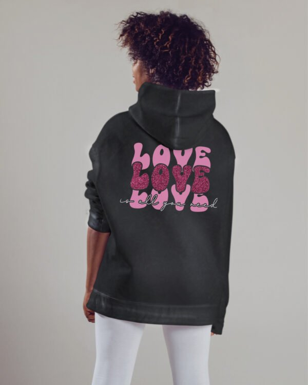 Bluza oversize z kapturem <br>Love is all You Need - efekt sprania