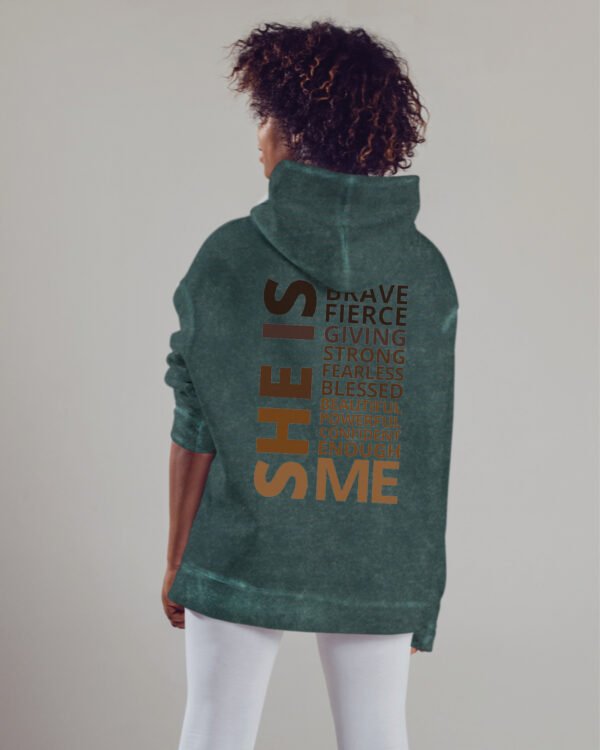 Bluza oversize z kapturem <br>Empowered Woman - efekt sprania