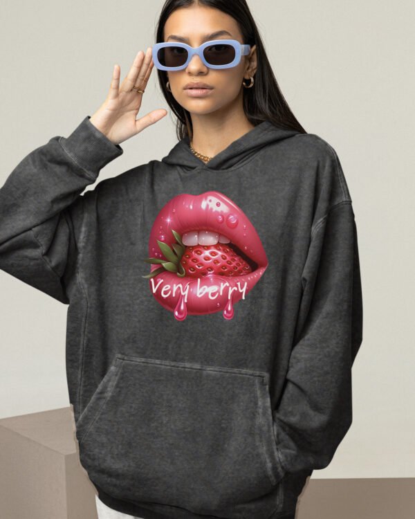 Bluza oversize z kapturem <br>Very Berry - efekt sprania