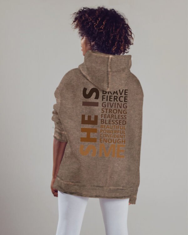 Bluza oversize z kapturem <br>Empowered Woman - efekt sprania