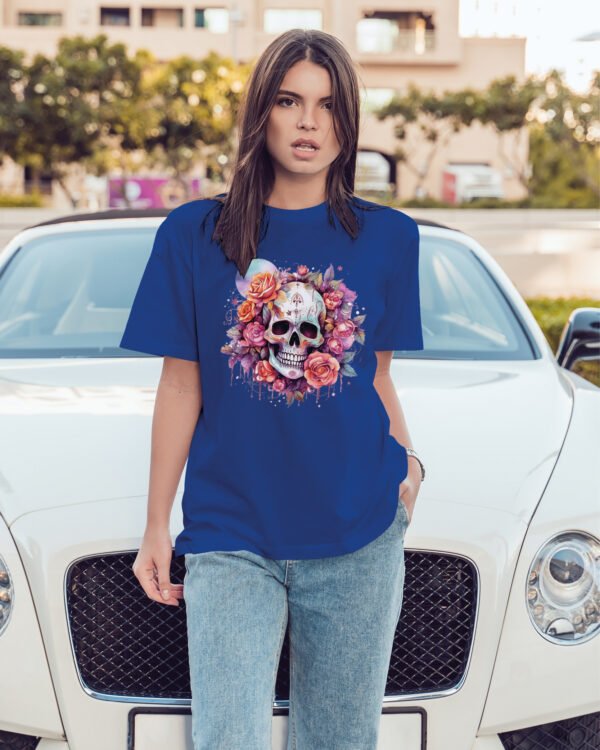 Luźna koszulka damska <br>Czaszka i Róże – Mroczny Styl