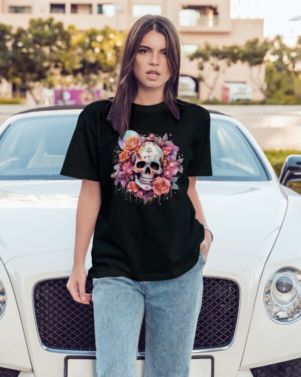 Luźna koszulka damska Czaszka i Róże – Mroczny Styl