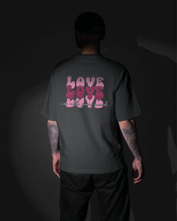 Luźna koszulka męska <br>Love is All You Need