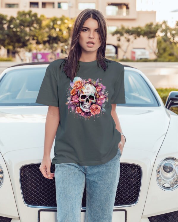Luźna koszulka damska <br>Czaszka i Róże – Mroczny Styl