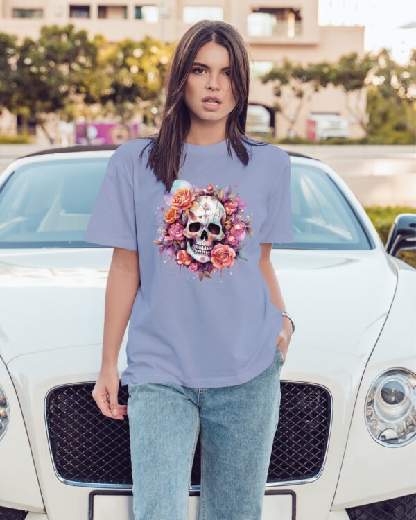 Luźna koszulka damska <br>Czaszka i Róże – Mroczny Styl