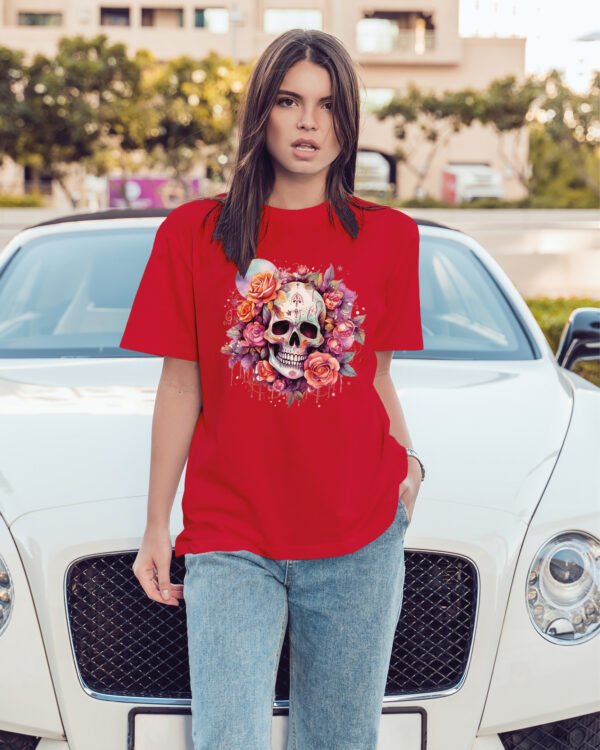Luźna koszulka damska <br>Czaszka i Róże – Mroczny Styl