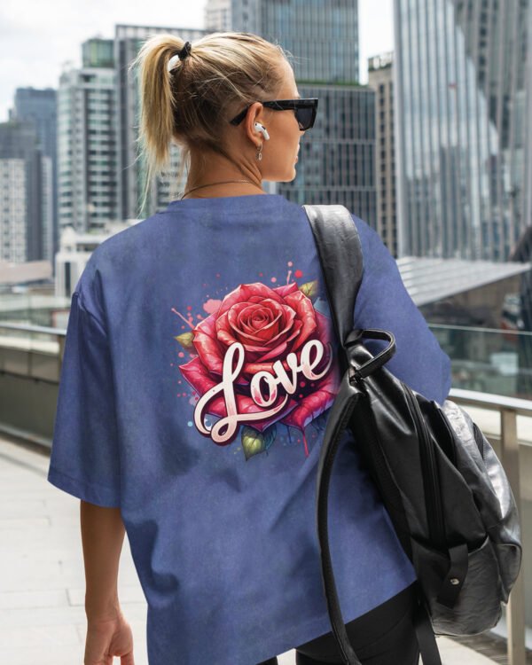 Damska koszulka oversize <br>Love and Roses - efekt sprania
