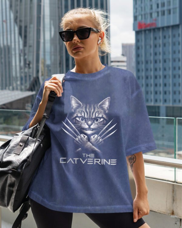 Damska koszulka oversize <br>The Catverine - efekt sprania