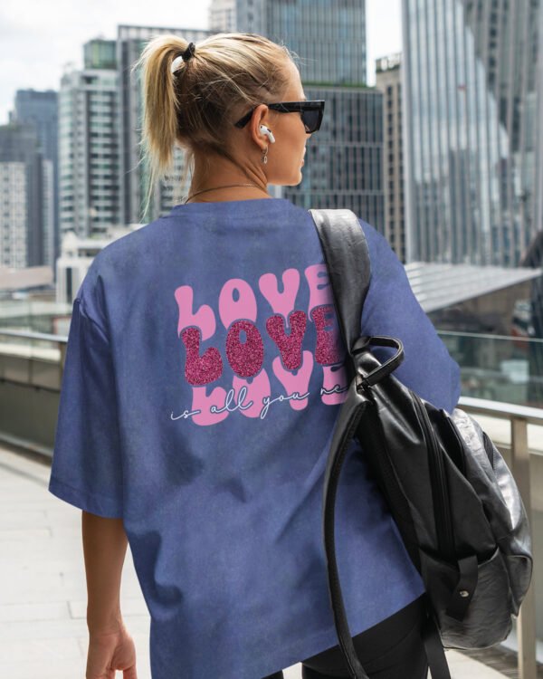 Damska koszulka oversize <br>Love is All You Need - efekt sprania