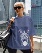 Damska koszulka oversize <br>Zebra, edycja Midnight - efekt sprania