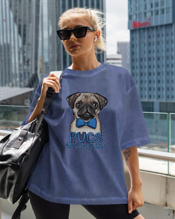 Damska koszulka oversize <br>Pugs and Kisses - efekt sprania