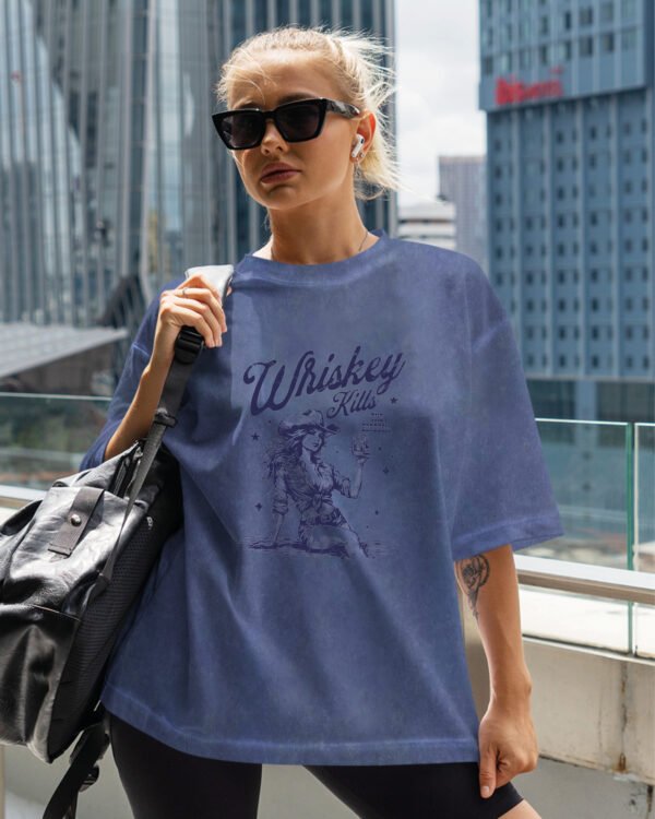 Damska koszulka oversize <br>Whiskey Kills the Boredom, edycja White - efekt sprania