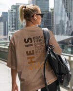 Damska koszulka oversize <br>She Is - efekt sprania