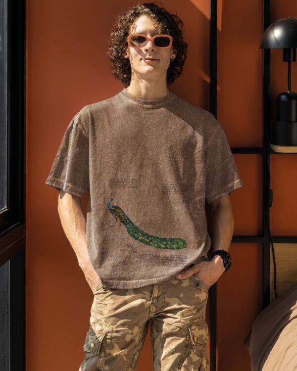 Męska koszulka oversize <br>Pawia Elegancja - efekt sprania