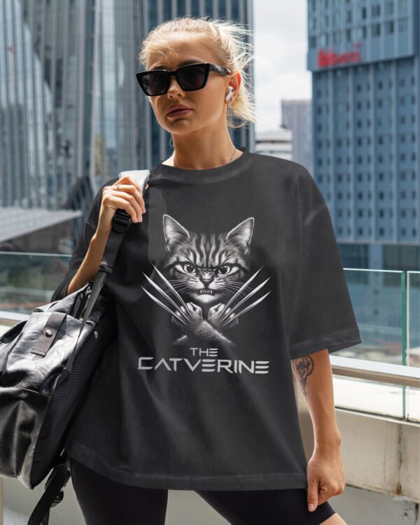 Damska koszulka oversize <br>The Catverine - efekt sprania