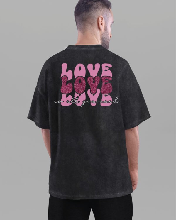 Męska koszulka oversize <br>Love is All You Need - efekt sprania