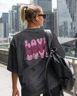 Damska koszulka oversize <br>Love is All You Need - efekt sprania