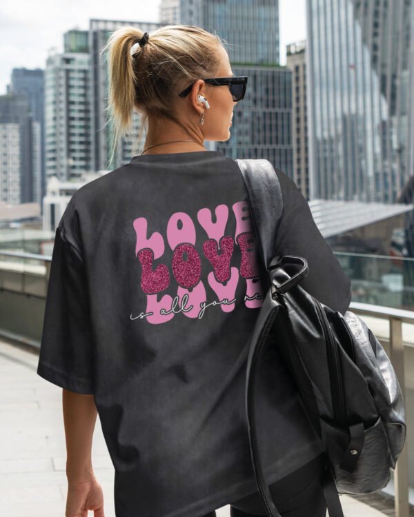 Damska koszulka oversize <br>Love is All You Need - efekt sprania