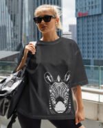 Damska koszulka oversize <br>Zebra, edycja Midnight - efekt sprania