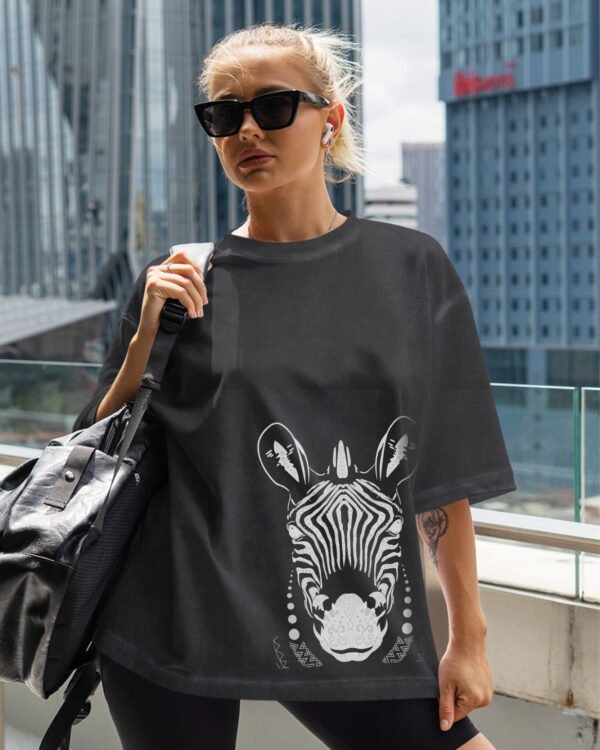 Damska koszulka oversize <br>Zebra, edycja Midnight - efekt sprania