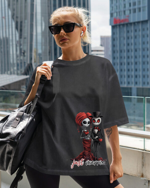 TL TS OLD CAR DTG 0470 ALL WOMEN Damska koszulka oversize <br>Just Married - efekt sprania