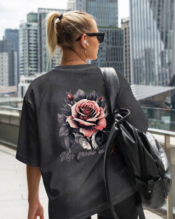 Damska koszulka oversize <br>Kiss from a Rose - efekt sprania