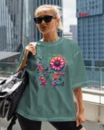 Damska koszulka oversize <br>Kwiatowe LOVE - efekt sprania