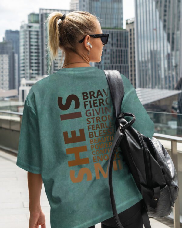 Damska koszulka oversize <br>SHE is me - efekt sprania