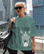 Damska koszulka oversize <br>Zebra, edycja Midnight - efekt sprania