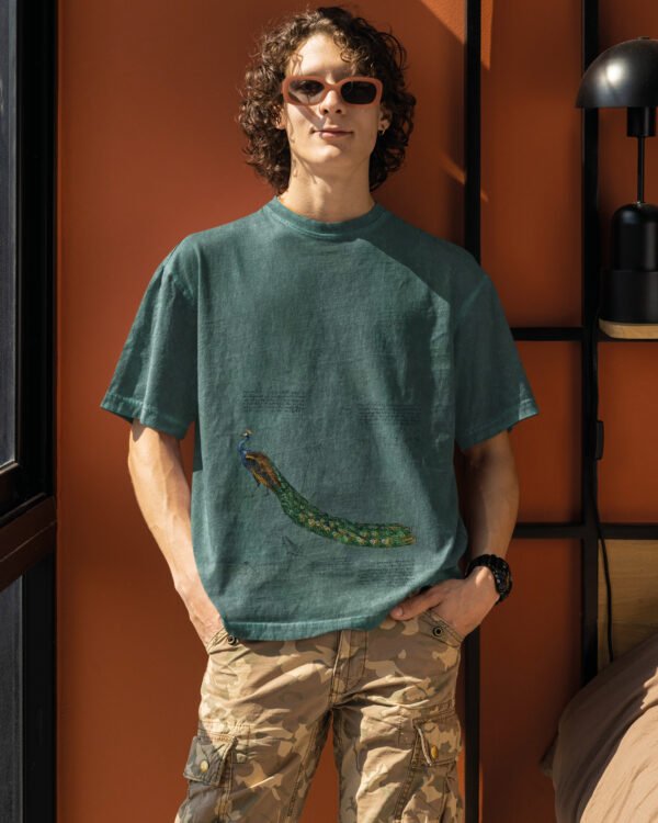 Męska koszulka oversize <br>Pawia Elegancja - efekt sprania