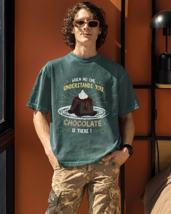 Męska koszulka oversize <br>Chocolate Always Understands - efekt sprania