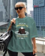 Damska koszulka oversize <br>Chocolate Always Understands - efekt sprania