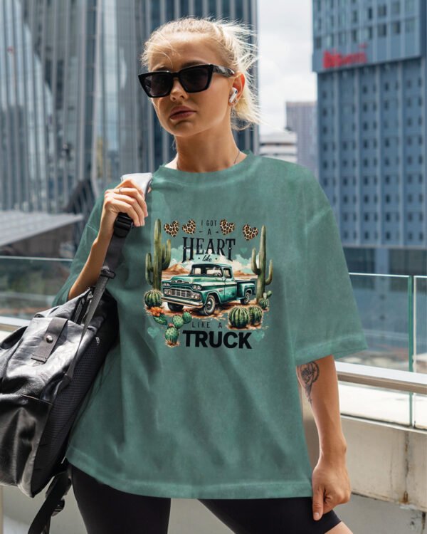 Damska koszulka oversize <br>Heart Like a Truck - efekt sprania