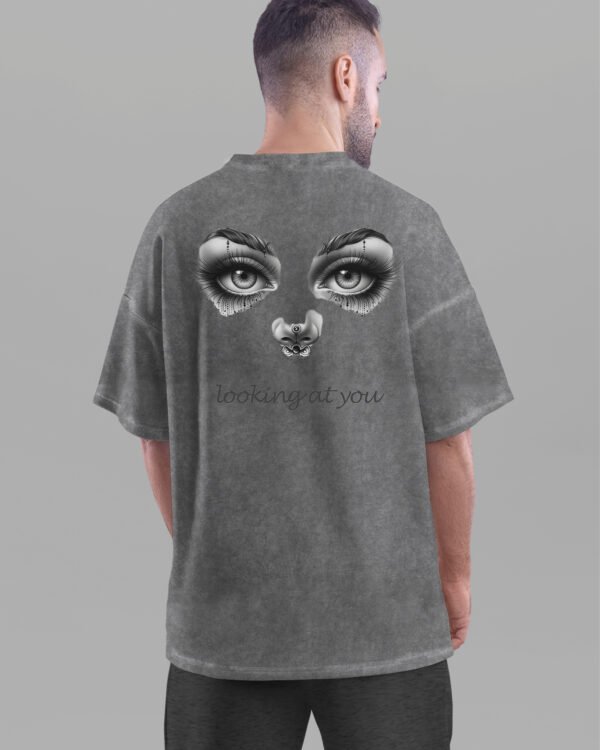 Męska koszulka oversize <br>Looking at You - efekt sprania